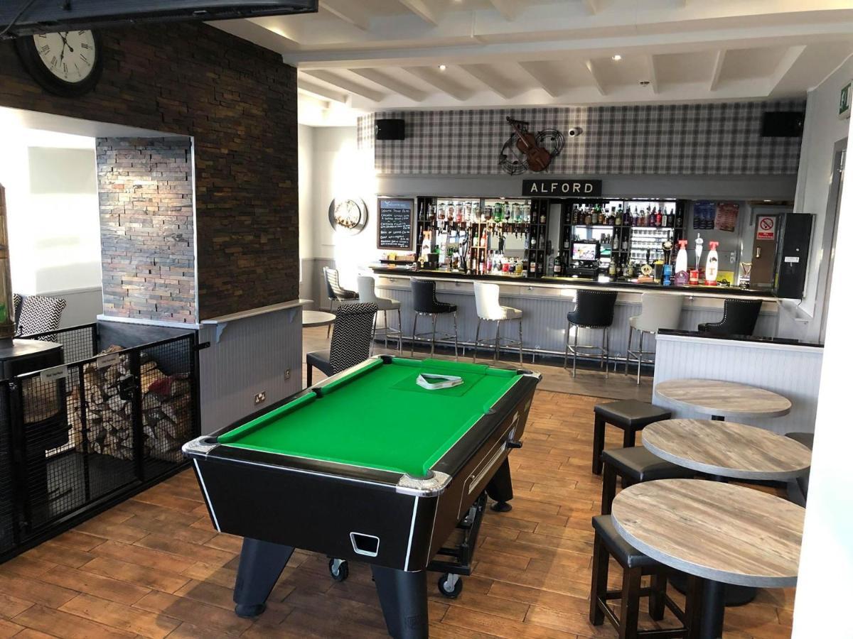 Haughton Arms Hotel Alford  Екстериор снимка